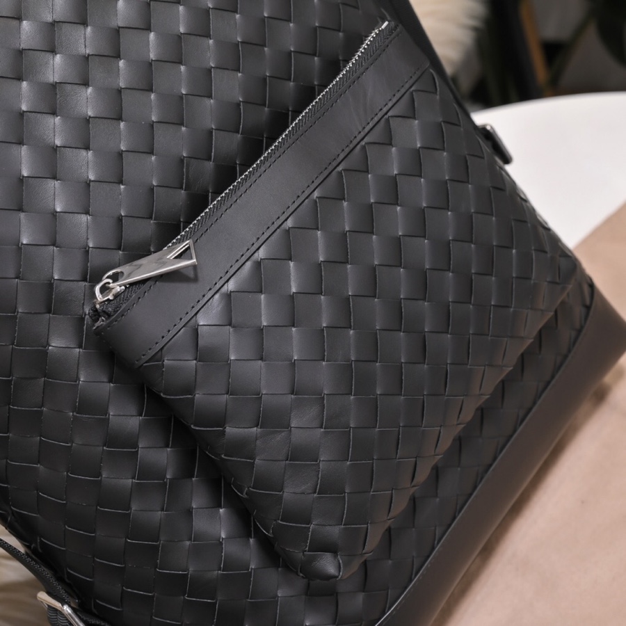 [TOP] Bottega Veneta Handwoven Cowhide Backpack- Black