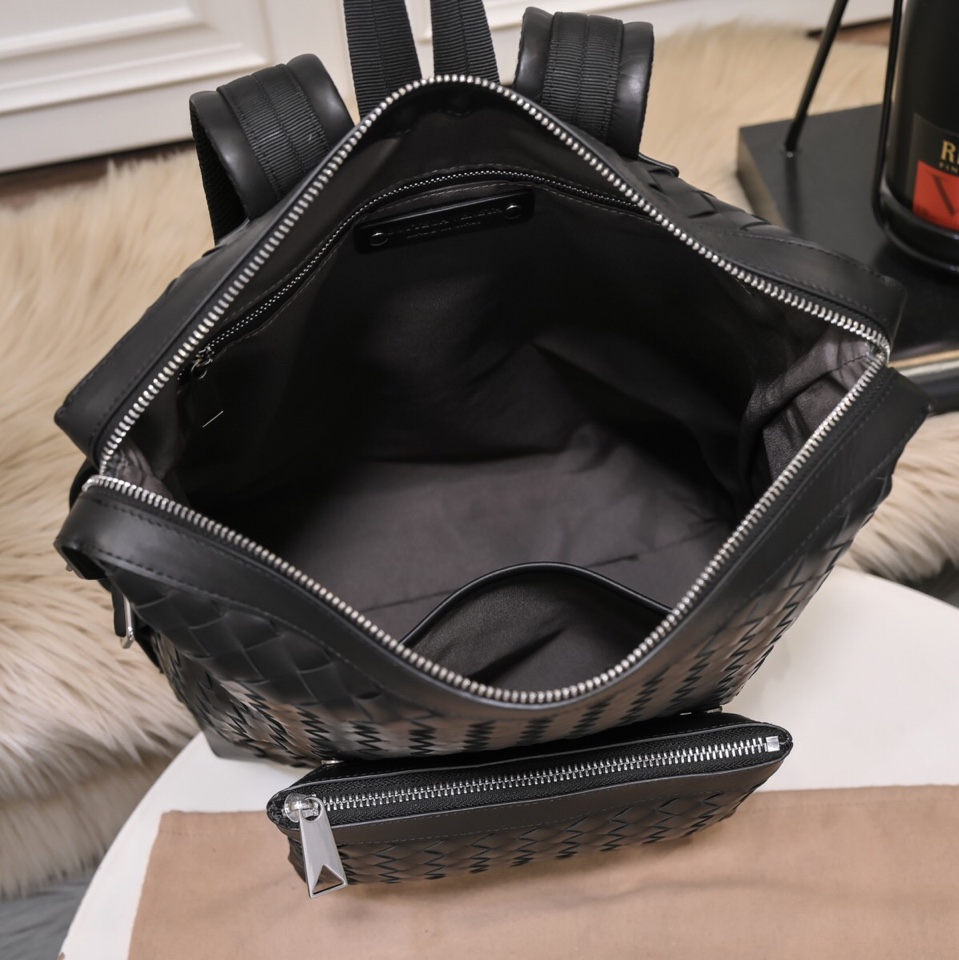 [TOP] Bottega Veneta Handwoven Cowhide Backpack- Black