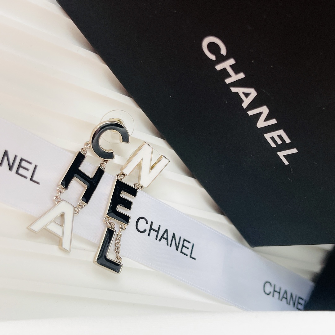 [TOP] CHANEL Enamel Letter Tassels Earrings
