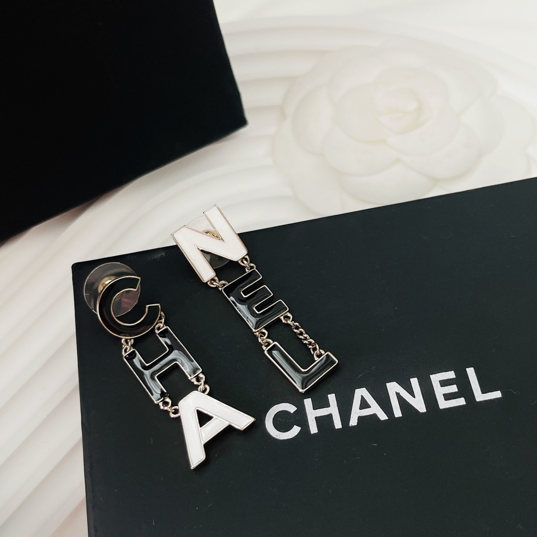[TOP] CHANEL Enamel Letter Tassels Earrings