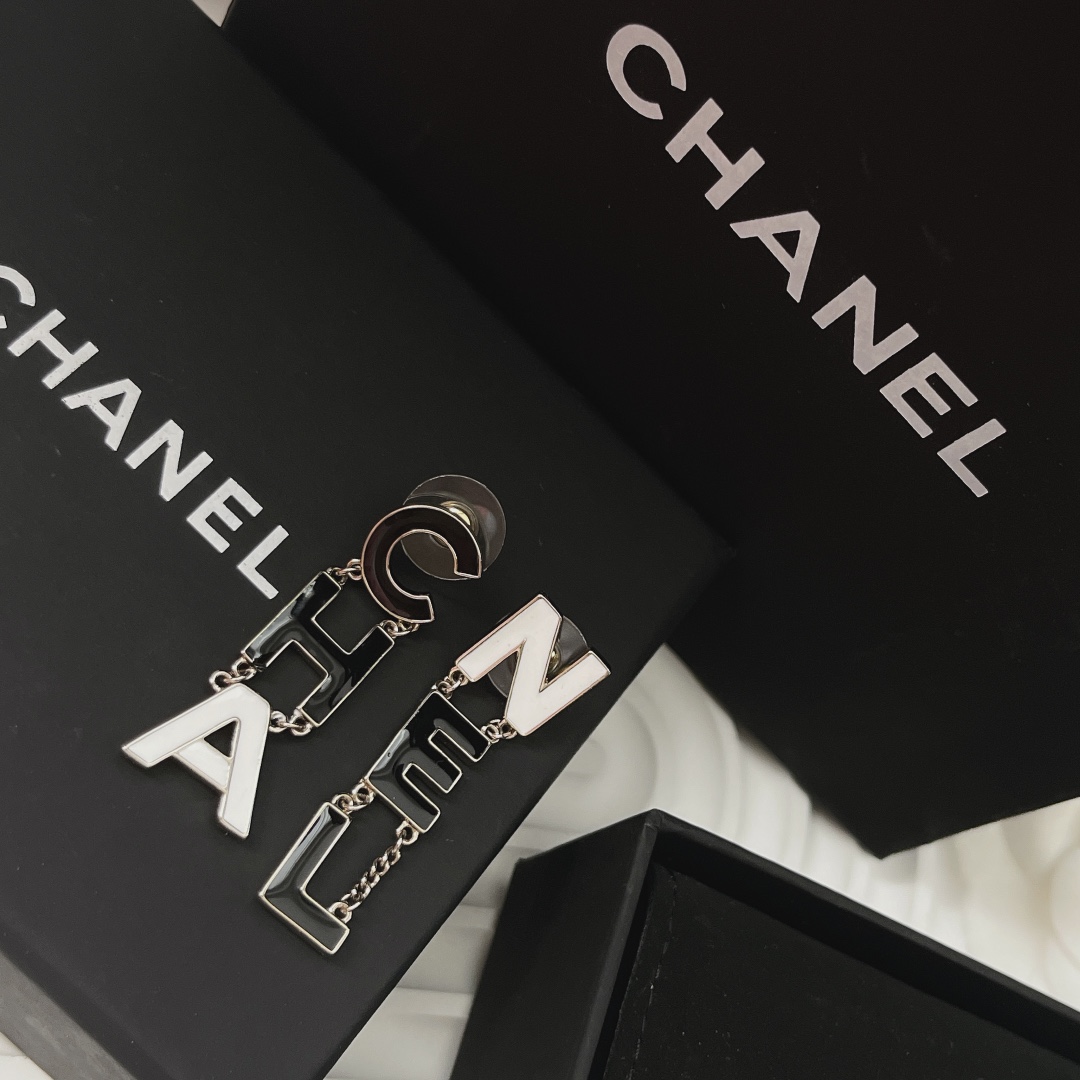 [TOP] CHANEL Enamel Letter Tassels Earrings