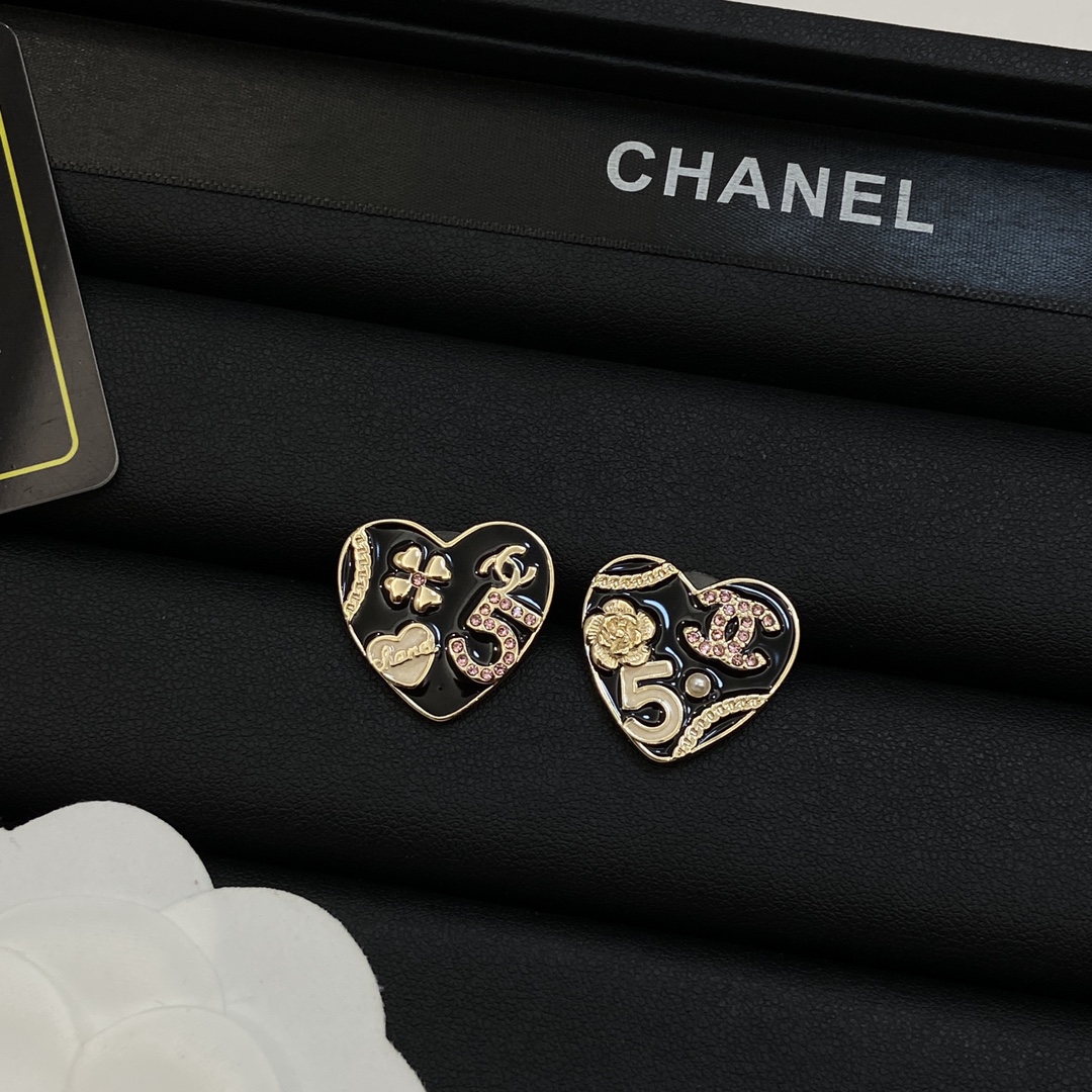 [TOP] CHANEL CC Heart Earrings-Black