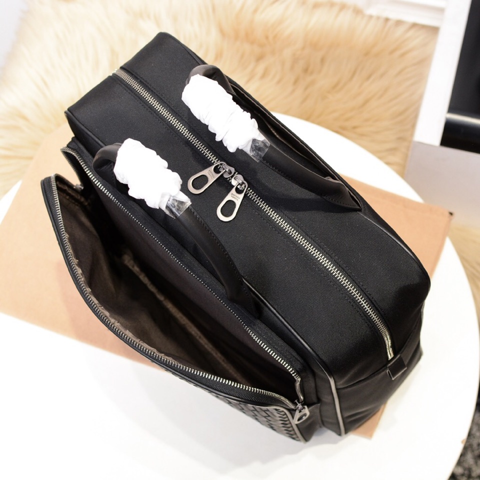 [TOP] Bottega Veneta Handwoven Cowhide Handbag- Black