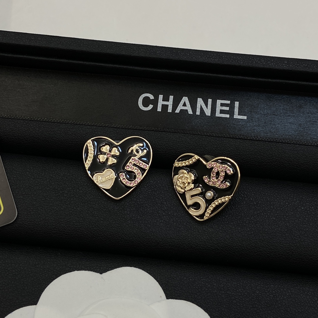 [TOP] CHANEL CC Heart Earrings-Black