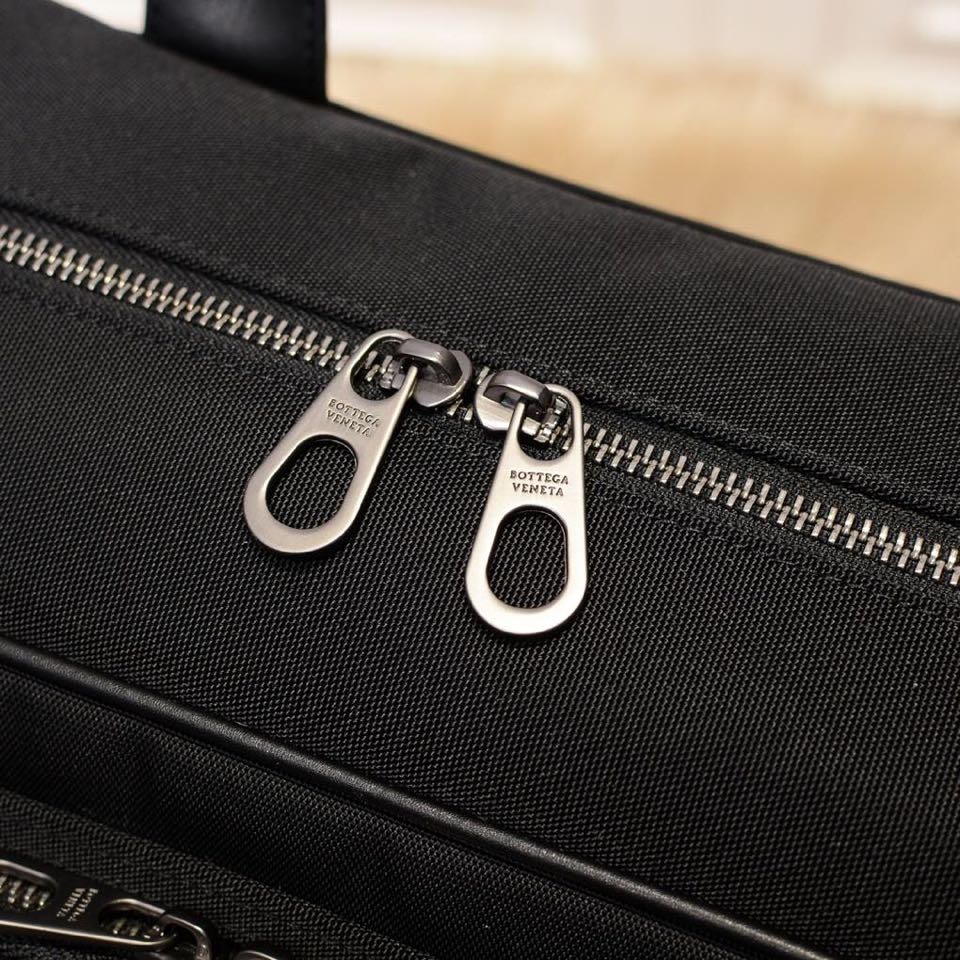 [TOP] Bottega Veneta Handwoven Cowhide Handbag- Black