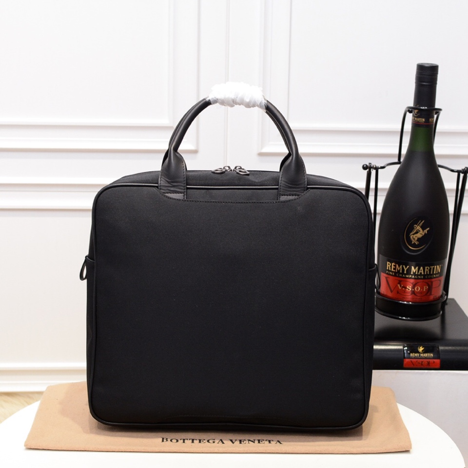 [TOP] Bottega Veneta Handwoven Cowhide Handbag- Black