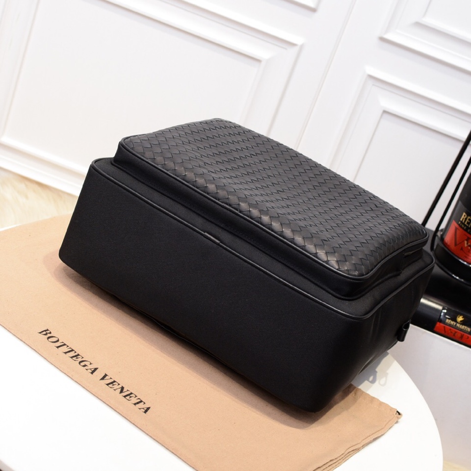 [TOP] Bottega Veneta Handwoven Cowhide Handbag- Black