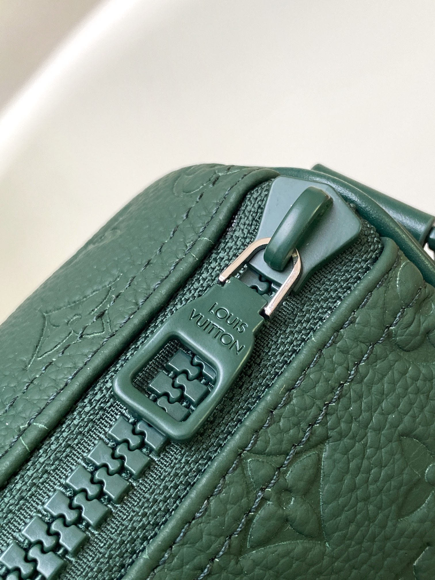 [TOP] Louis Vuitton LV  Monogram Taurillon Leather Keepall Bandoulière 25 Handbag 25 x 15 x 11cm - Green