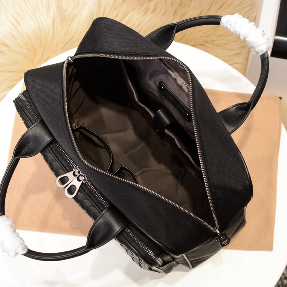 [TOP] Bottega Veneta Handwoven Cowhide Handbag- Black