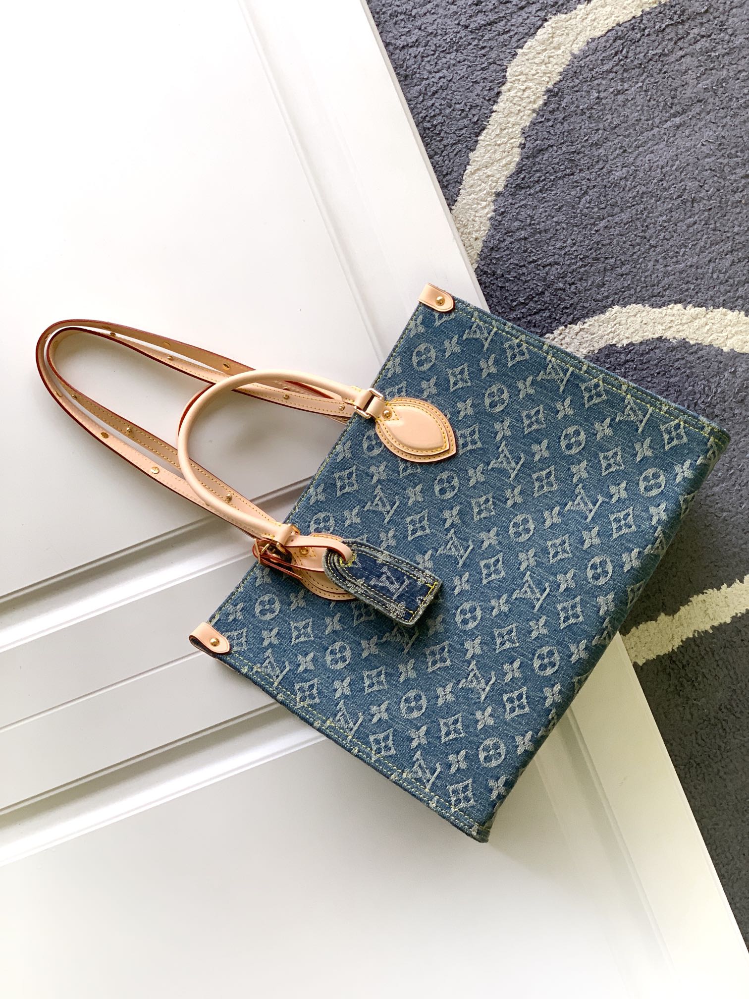 [TOP] Louis Vuitton LV Monogram Leather On The Go Bag MM 35x27x14cm - Denim