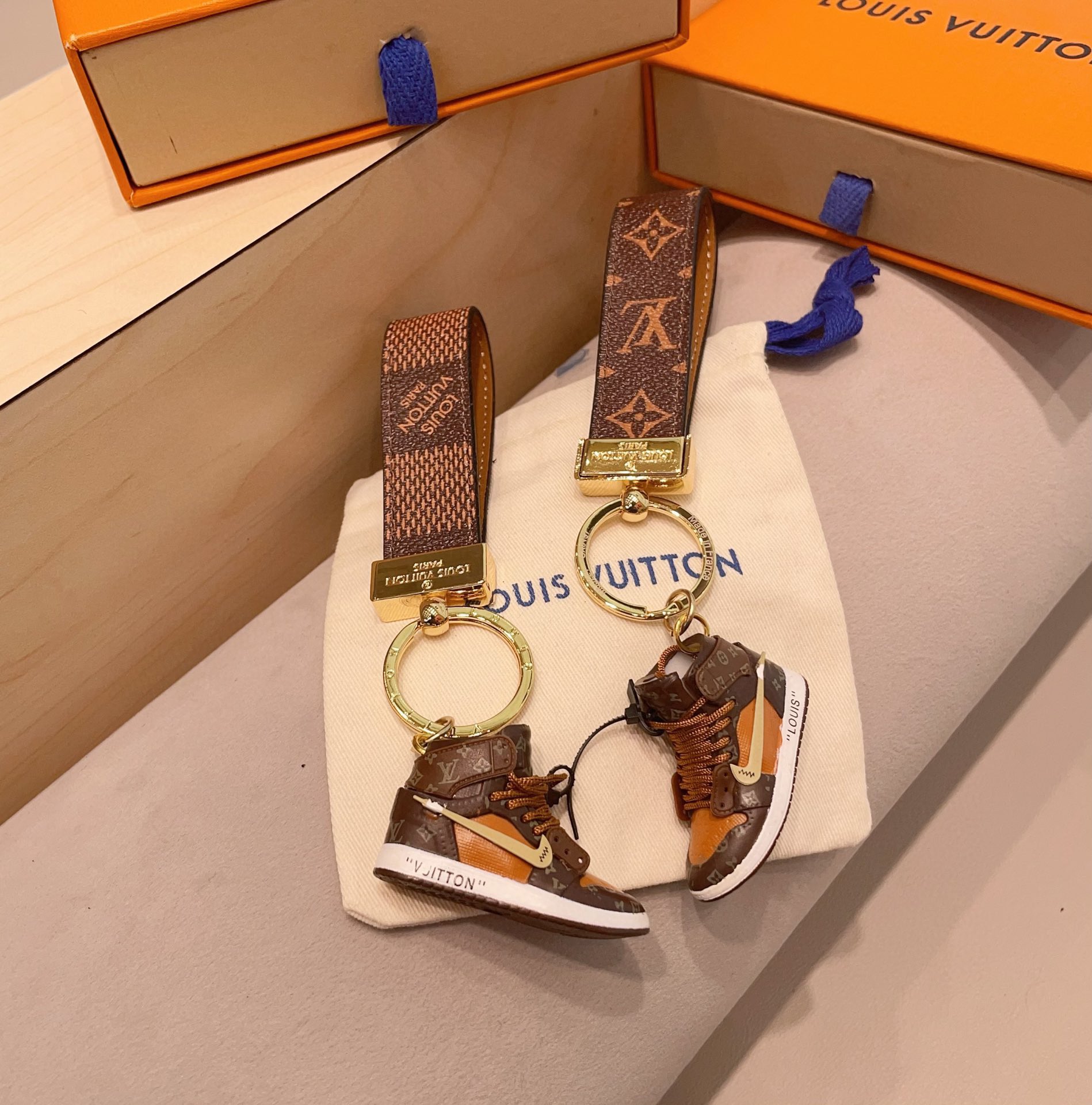 [TOP] Louis Vuitton LV Nike Co-branded Mini Shoes Keychain