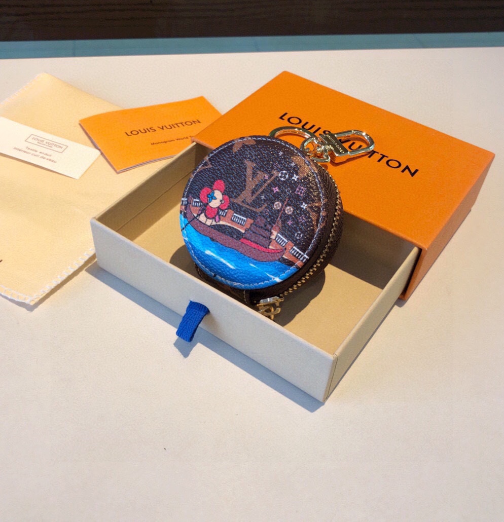 [TOP] Louis Vuitton LV Christmas Playground Keychain/Airpods Case