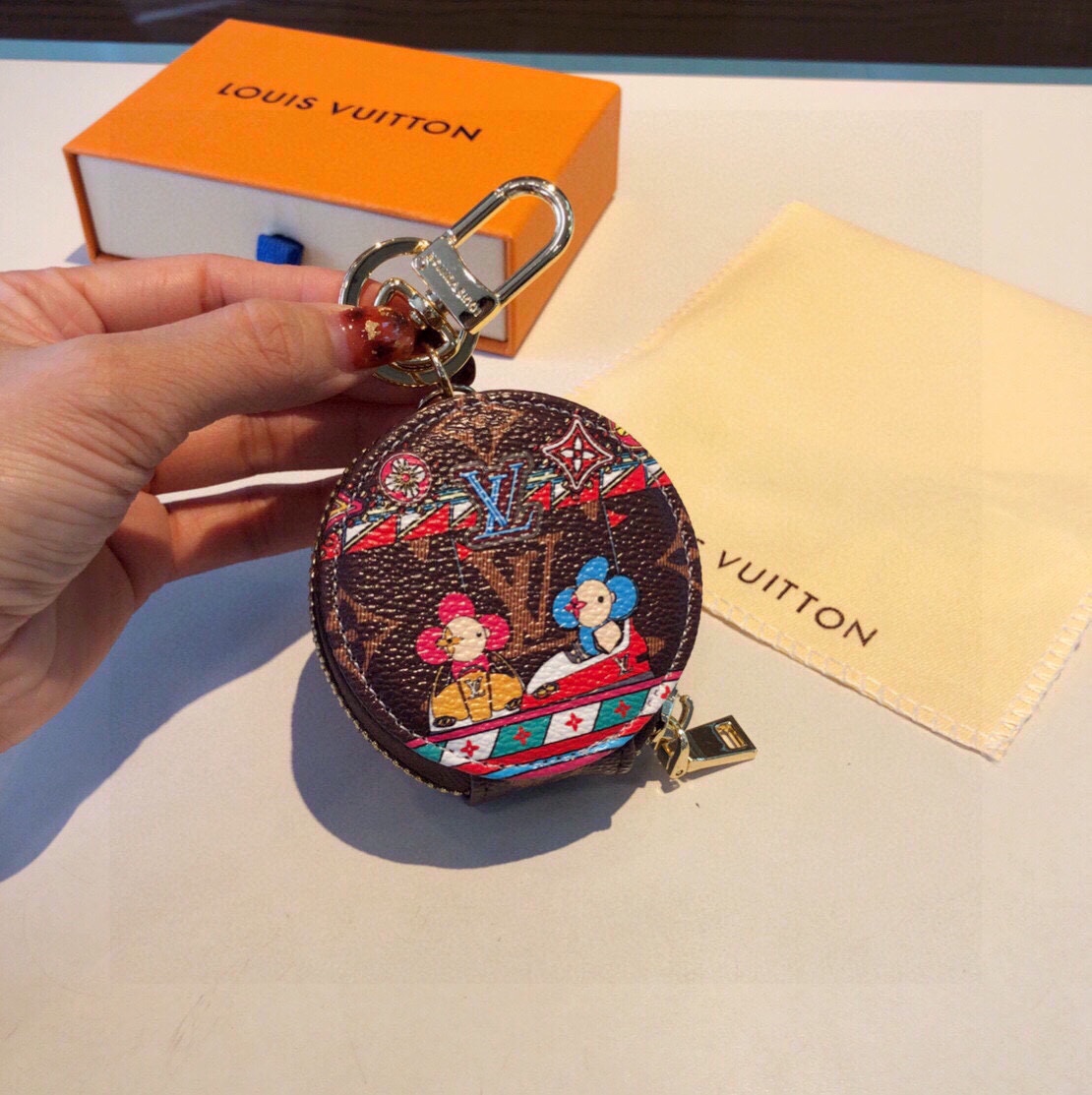[TOP] Louis Vuitton LV Christmas Playground Keychain/Airpods Case