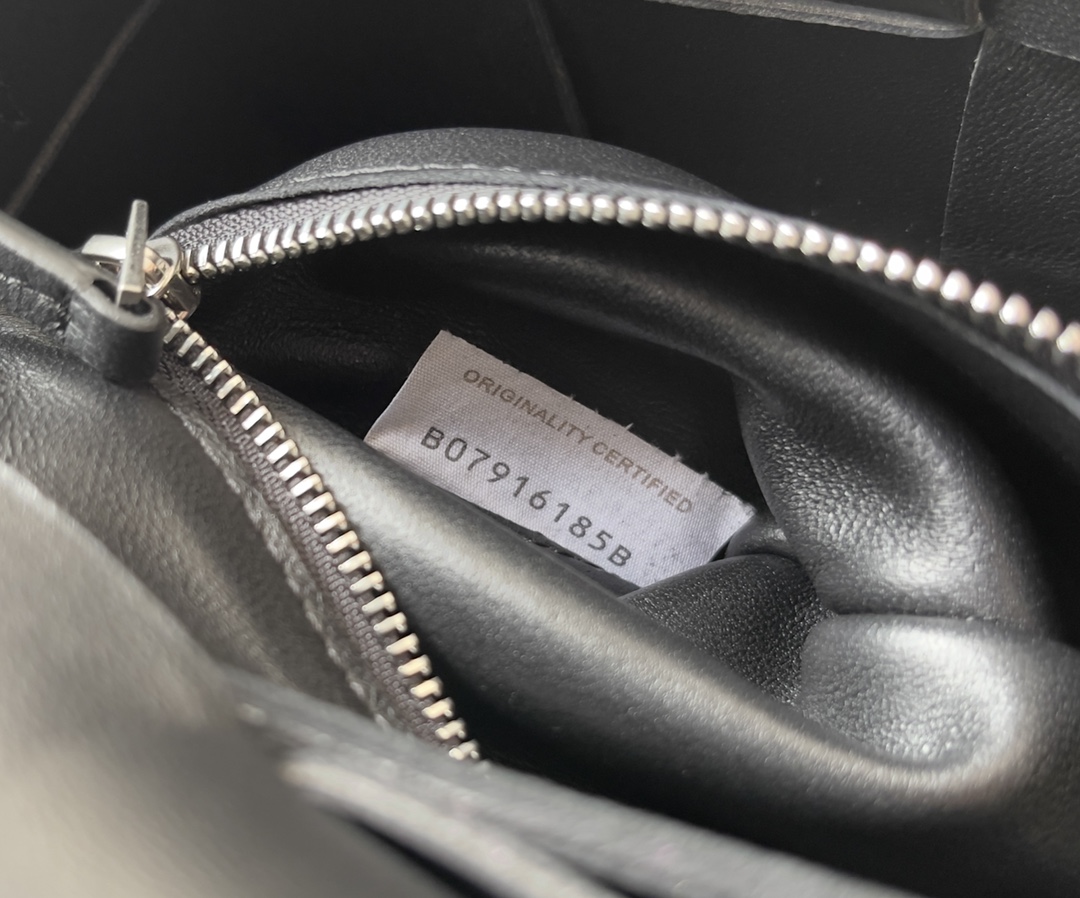 [TOP] Bottega Veneta BV Cassette Bags - Black