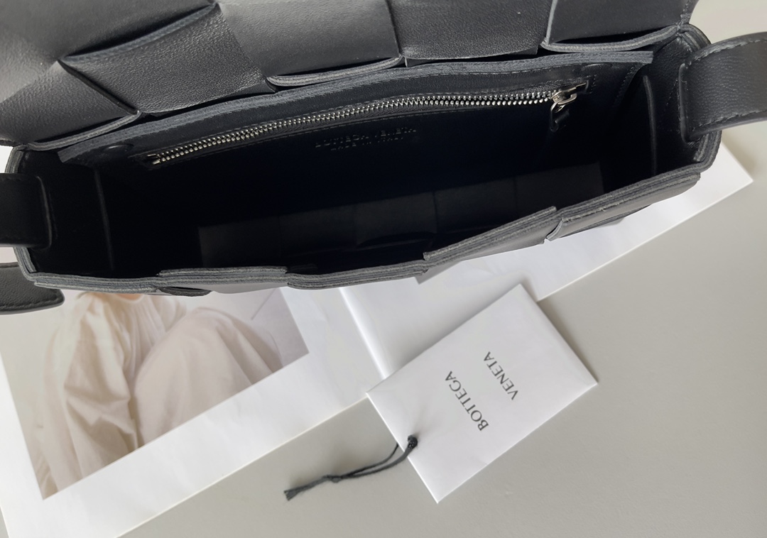 [TOP] Bottega Veneta BV Cassette Bags - Black