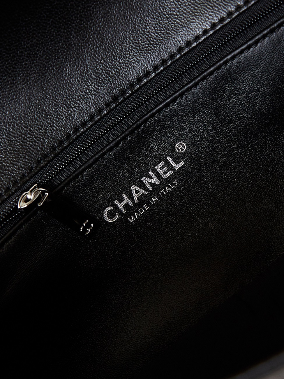 [TOP] CHANEL Pearl Chain Bag 19x29x9cm - Black