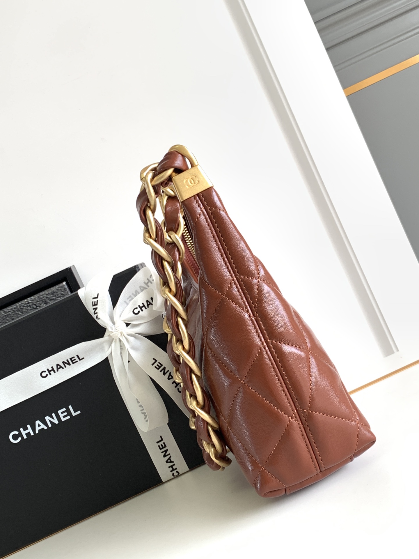 [TOP] CHANEL Hobo Bag 22.5x19.5x8.5cm - Brown