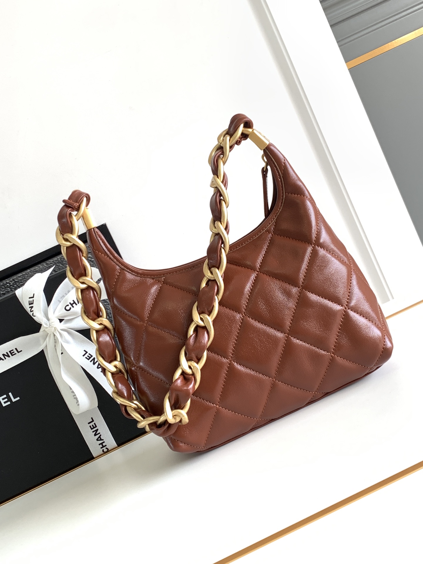[TOP] CHANEL Hobo Bag 22.5x19.5x8.5cm - Brown
