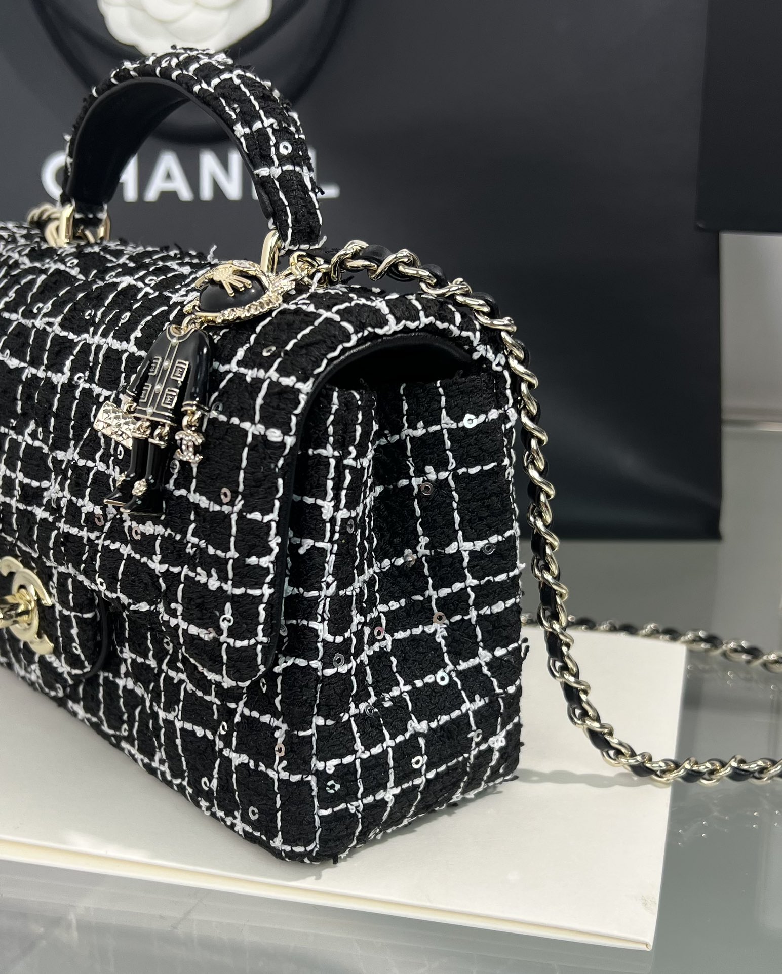 [TOP] CHANEL Handle Flap Bag 20×14×7cm - Black