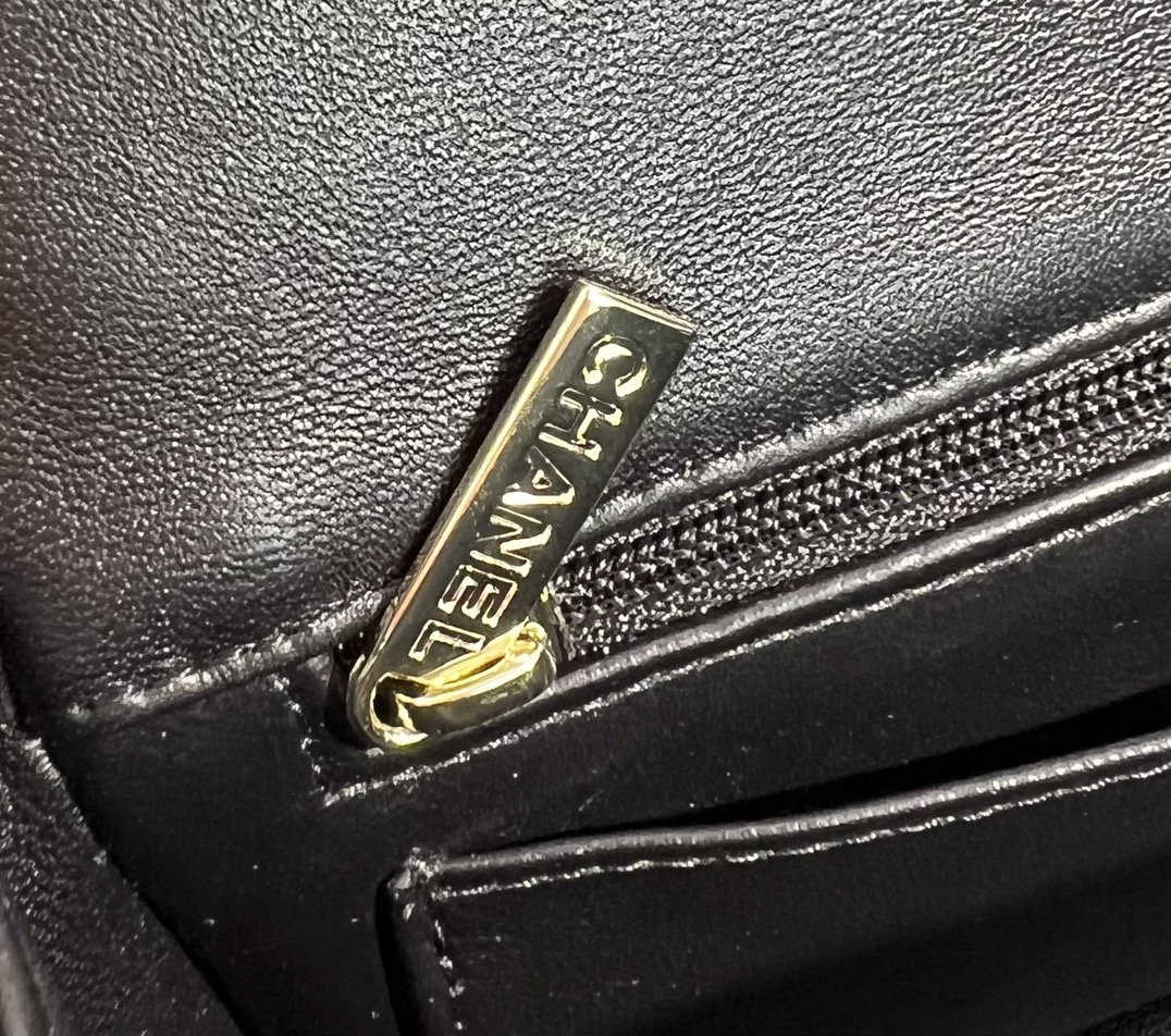 [TOP] CHANEL Handle Flap Bag 20×14×7cm - Black