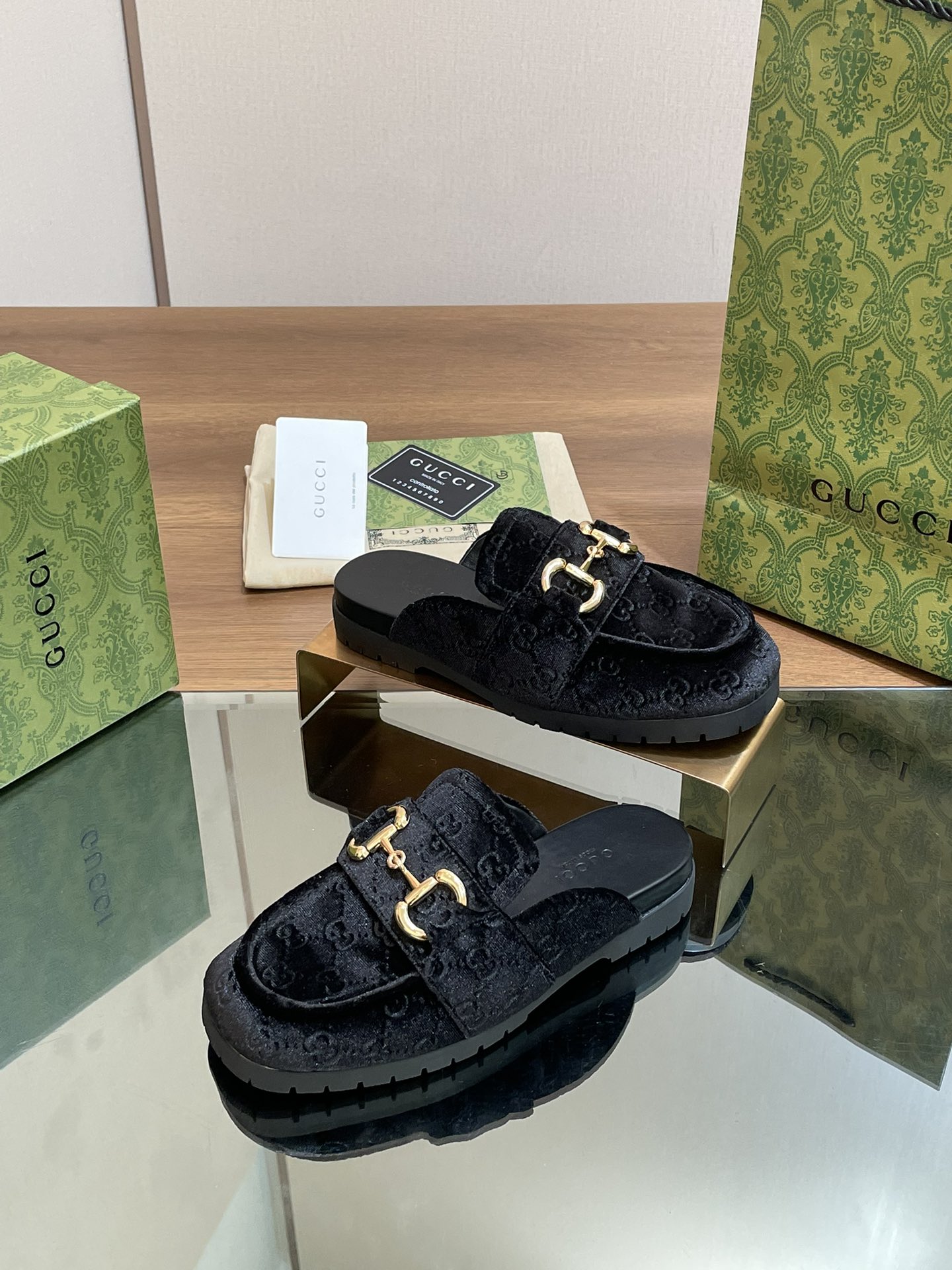 [TOP] GUCCI Embroidered Bread Slippers - 3 Color