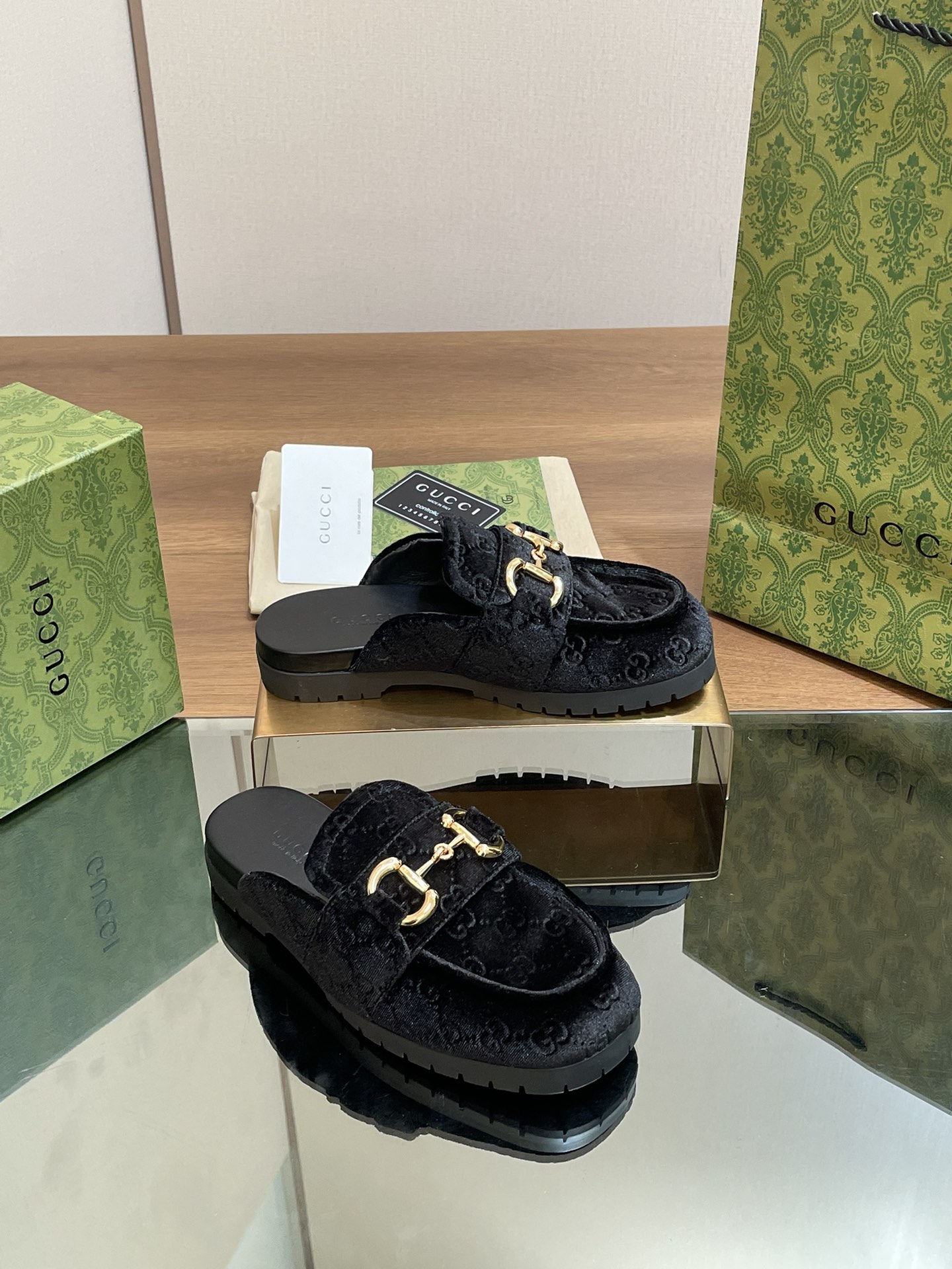 [TOP] GUCCI Embroidered Bread Slippers - 3 Color