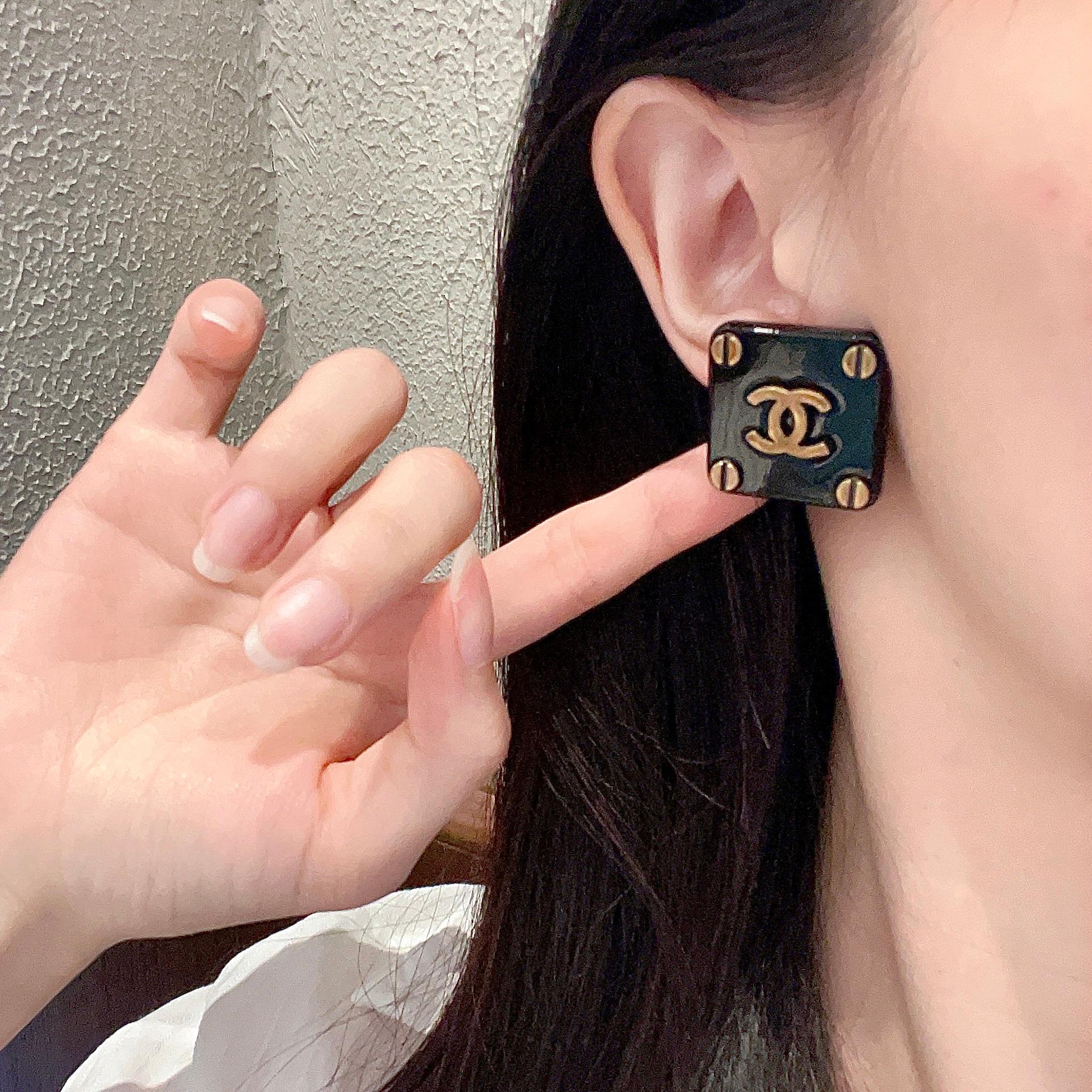 [TOP] CHANEL Square Earrings-Black
