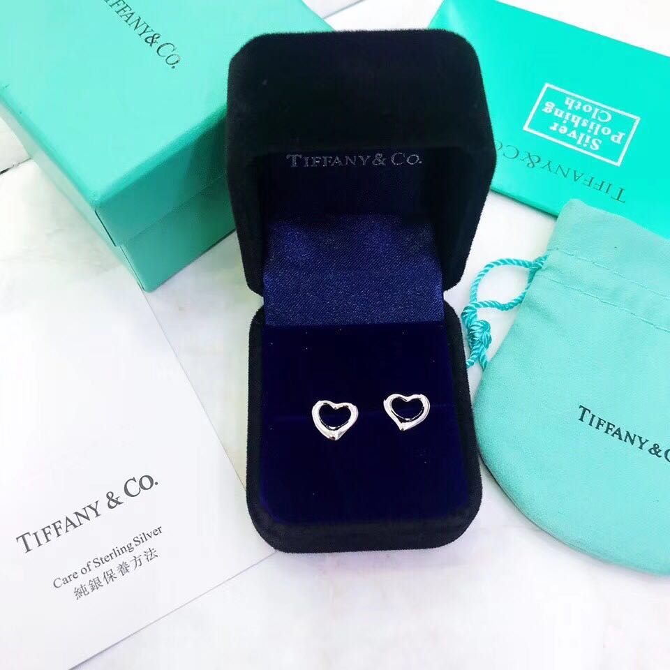 [TOP] Tiffany & Co. Heart Earrings -Sliver