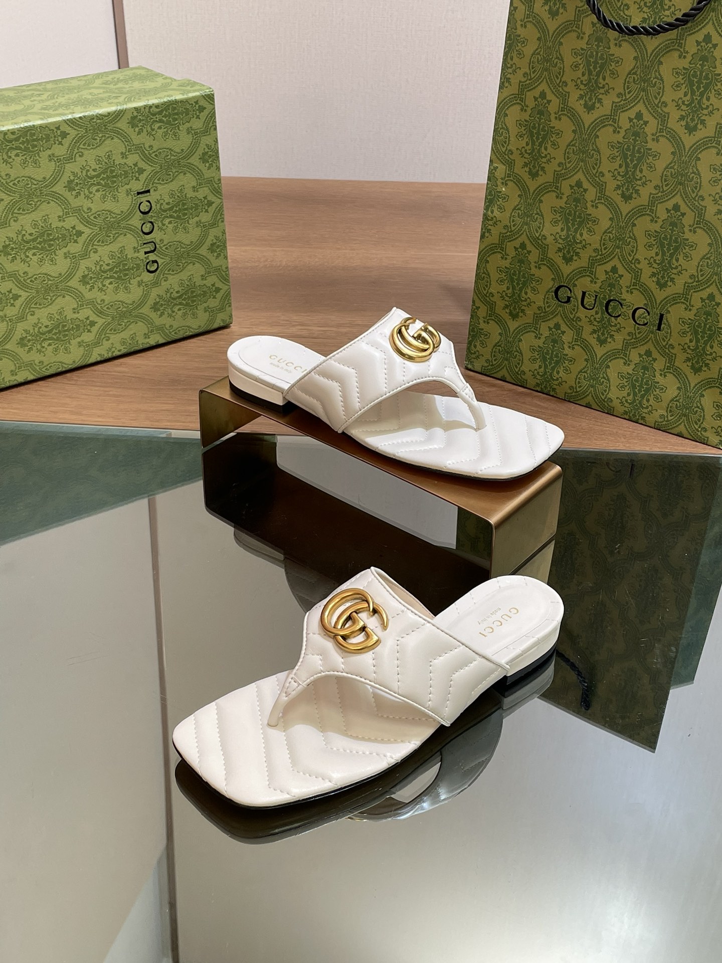 [TOP] GUCCI Square Toe Diamond V-Tread Flip Flops - 8 Color