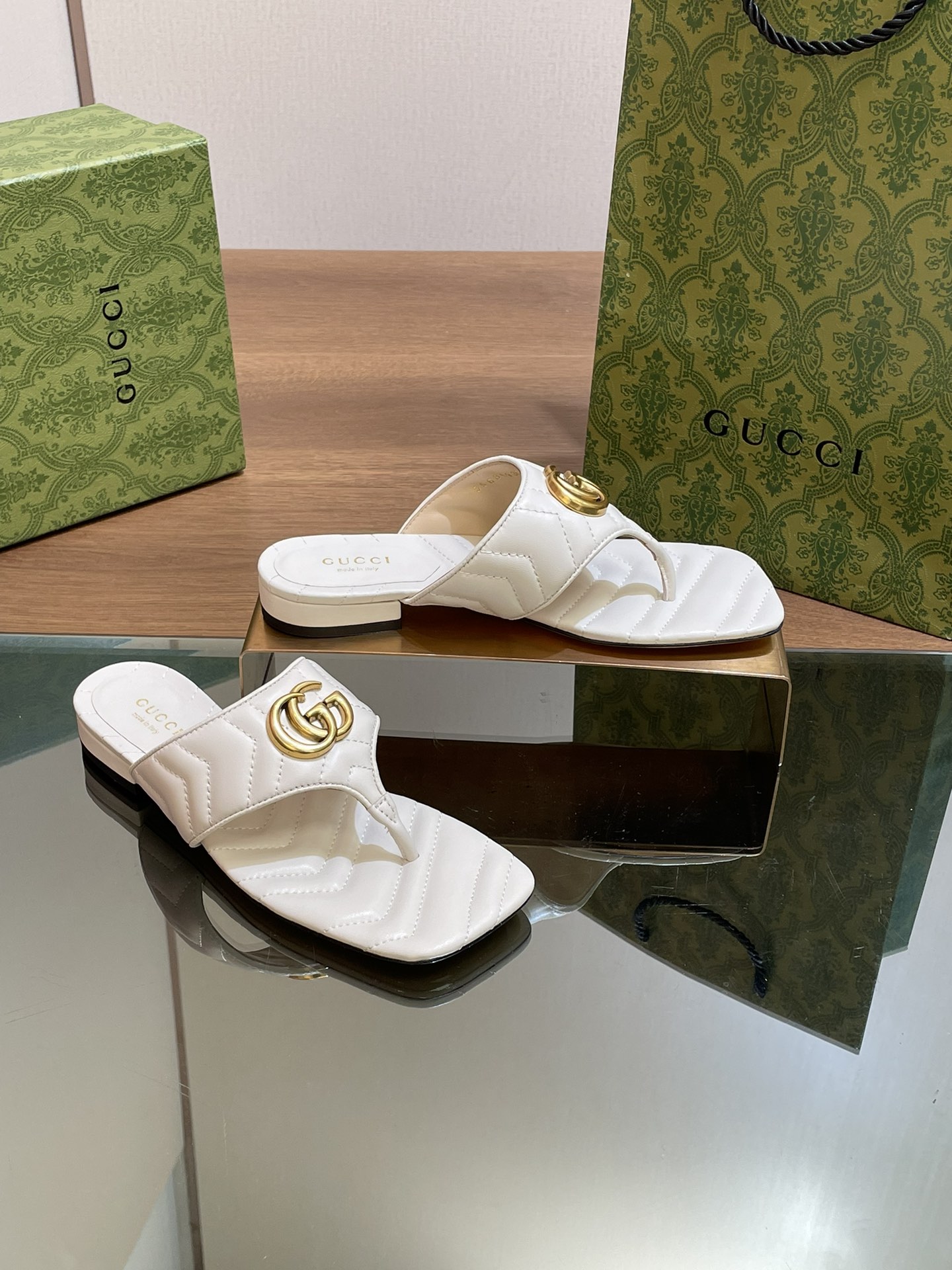 [TOP] GUCCI Square Toe Diamond V-Tread Flip Flops - 8 Color