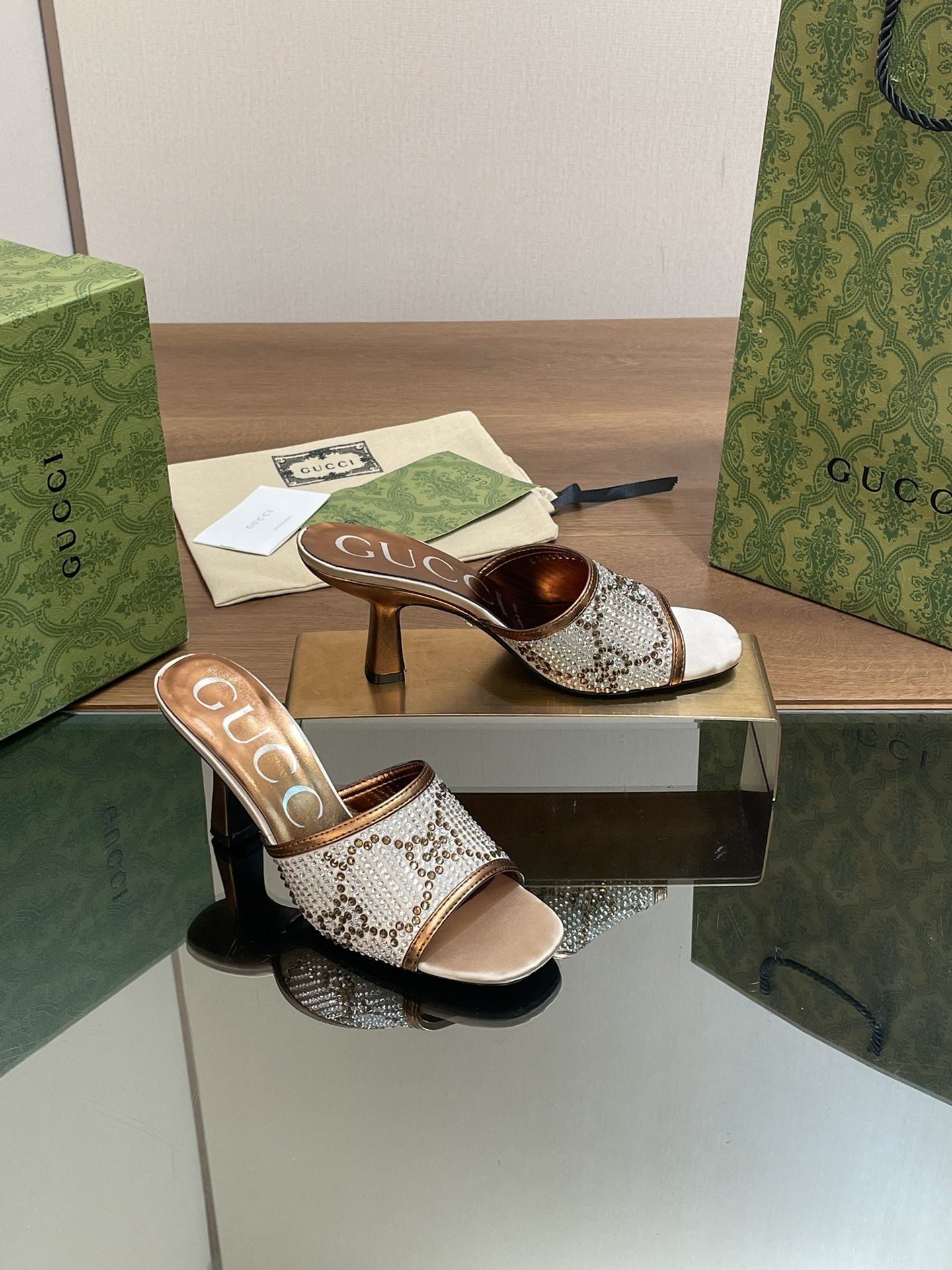 [TOP] GUCCI GG Crystal Contrast Color Slippers - 2 Color