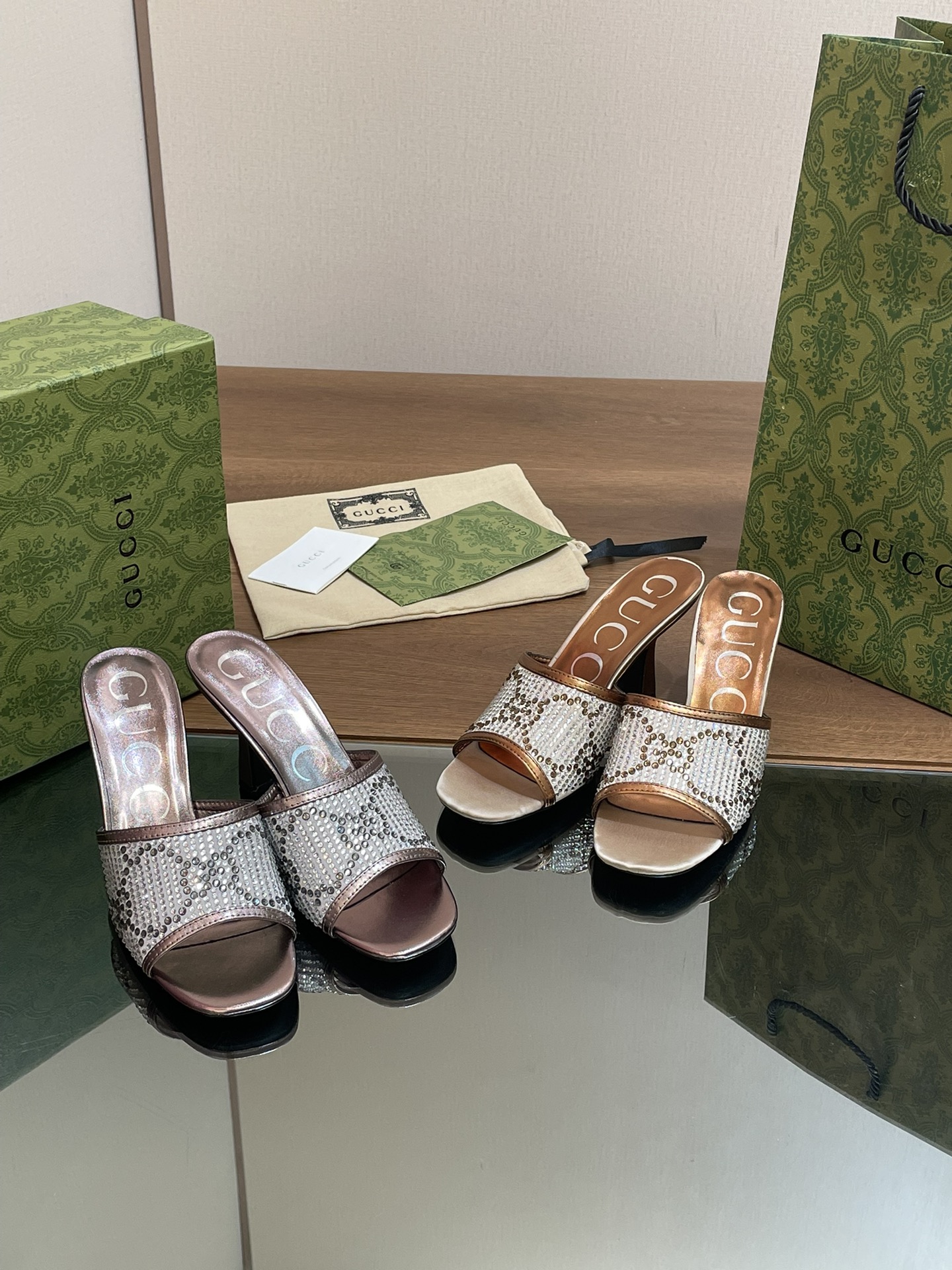 [TOP] GUCCI GG Crystal Contrast Color Slippers - 2 Color