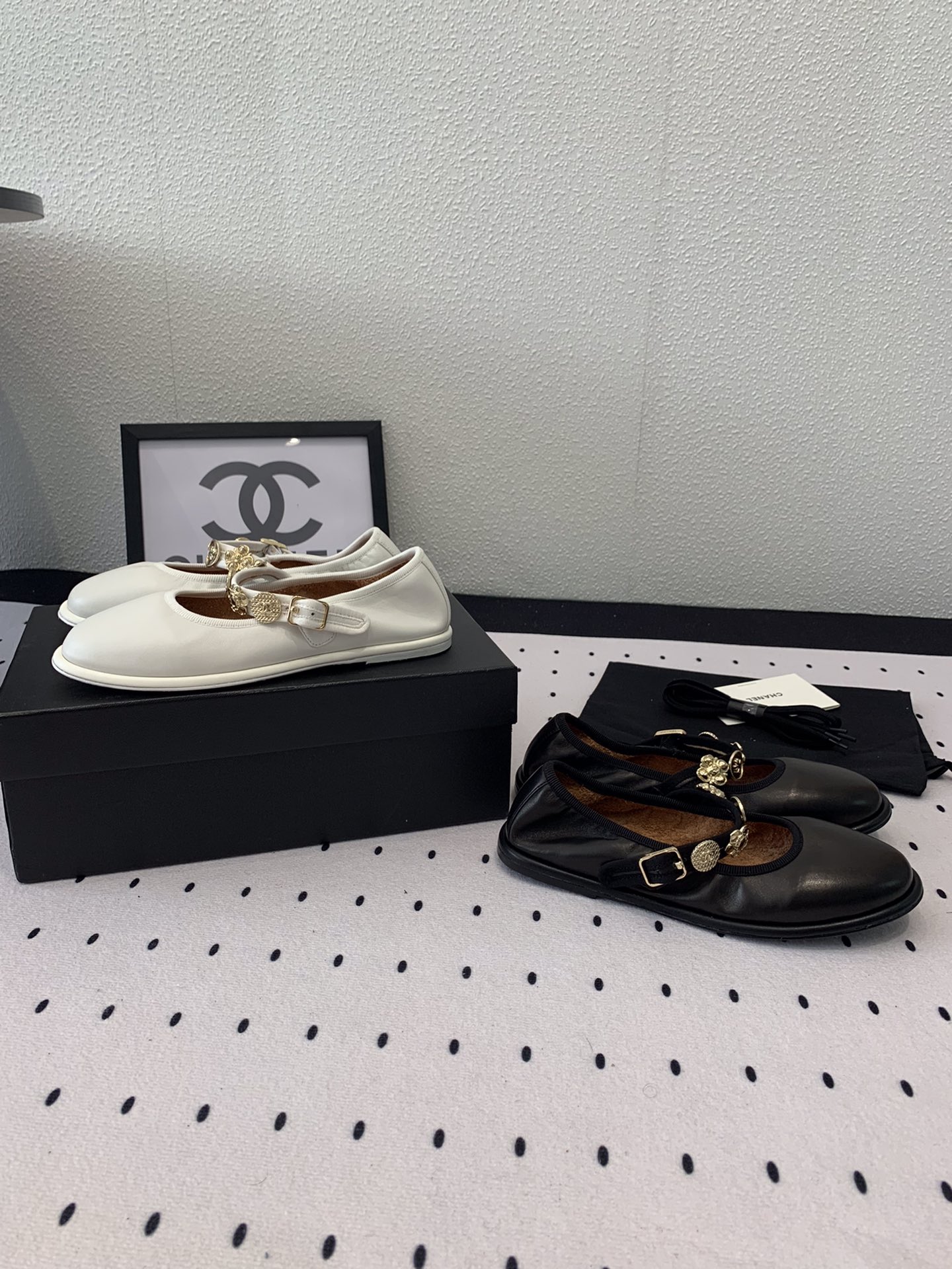 [TOP] CHANEL Flat Mary Janes - 2 Color