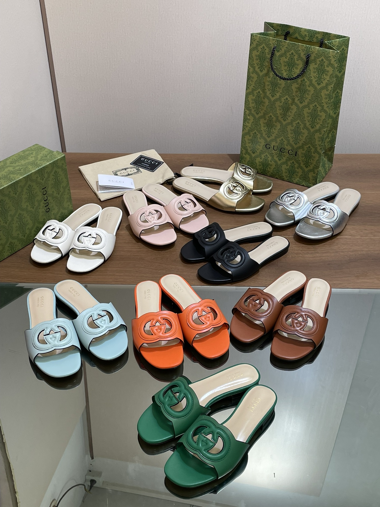 [TOP] GUCCI GG Hollow Flat Slippers - 9 Color