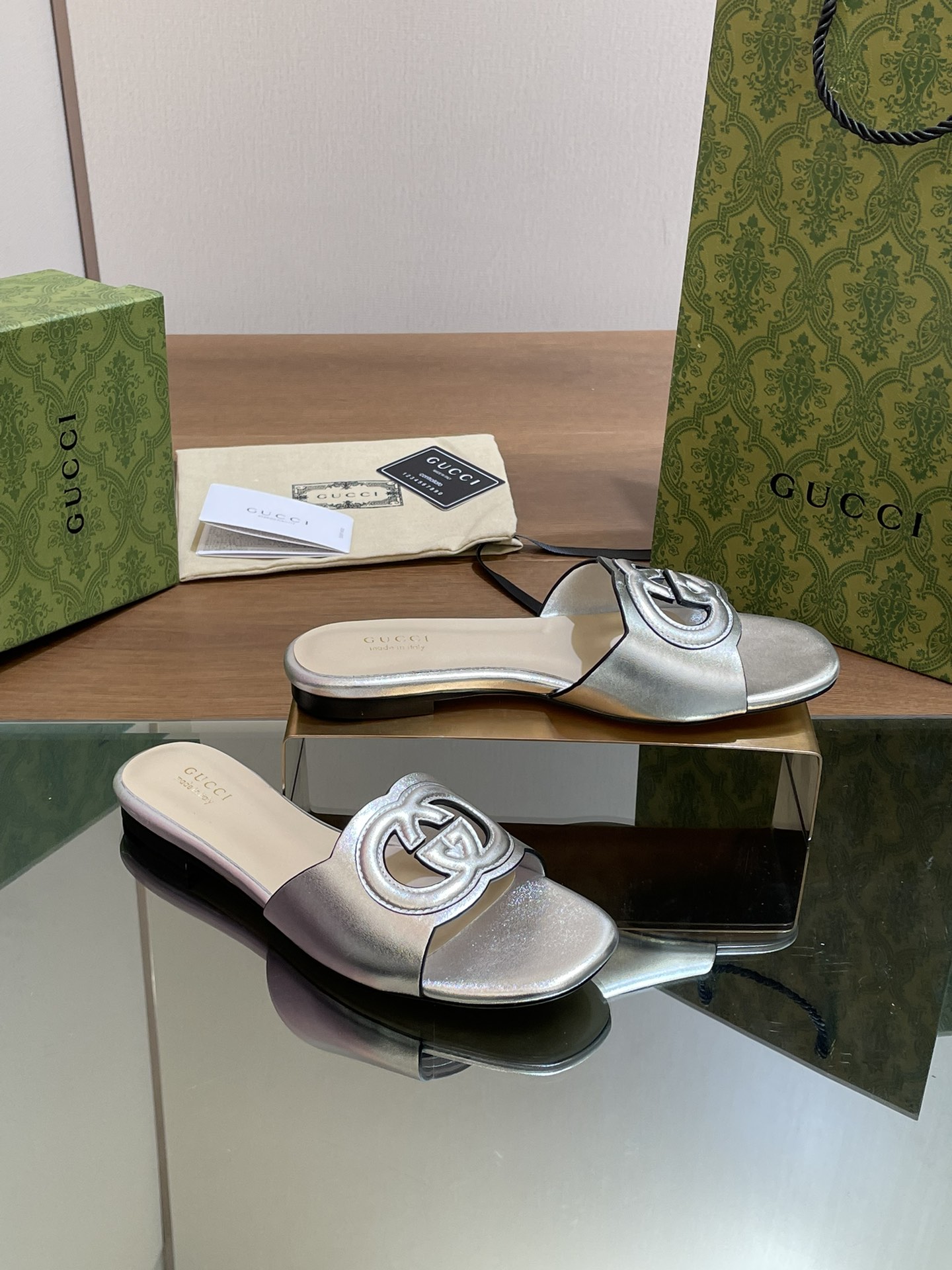 [TOP] GUCCI GG Hollow Flat Slippers - 9 Color