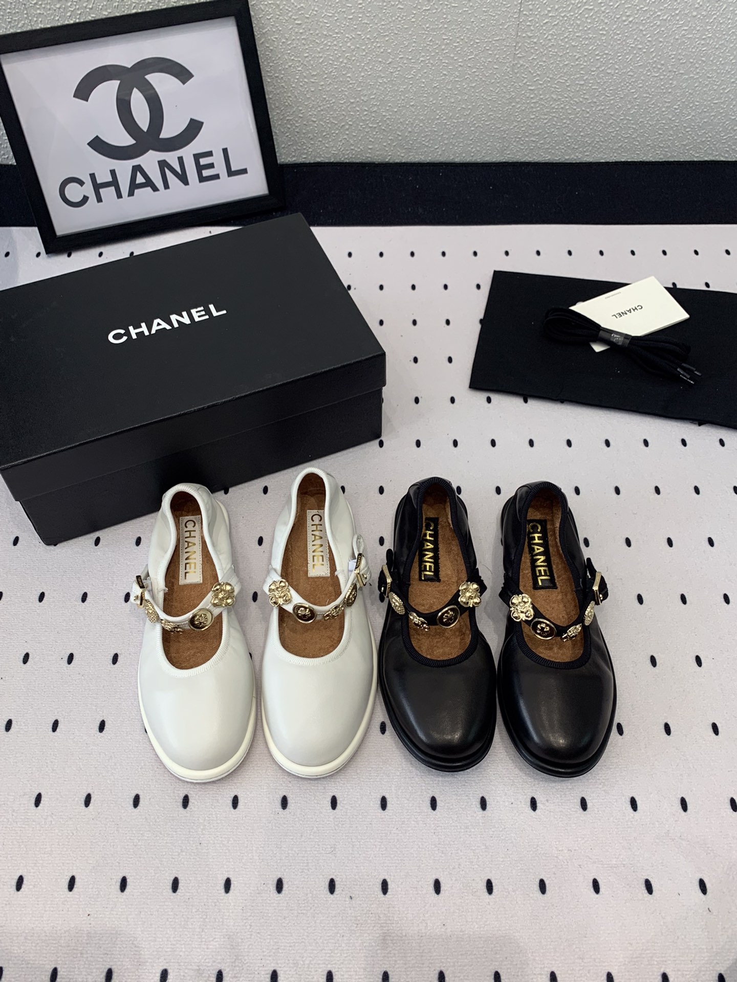 [TOP] CHANEL Flat Mary Janes - 2 Color