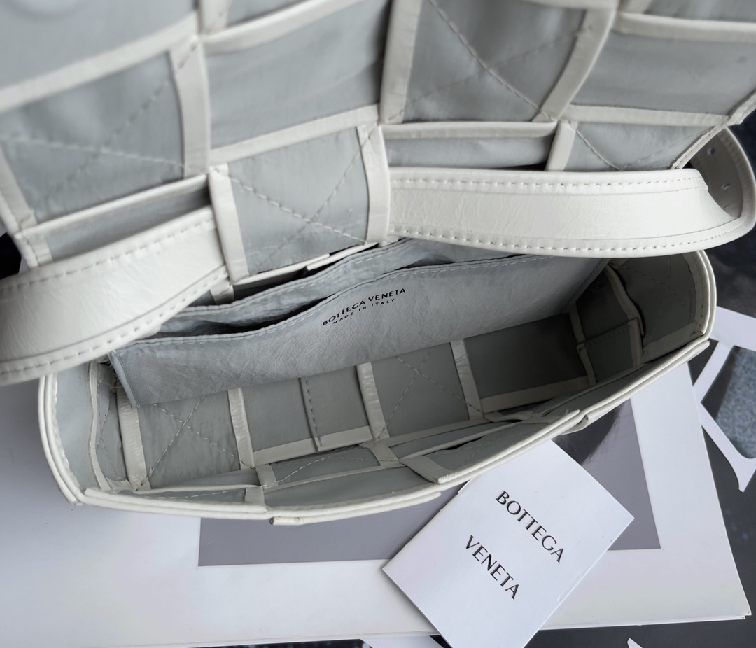 [TOP] Bottega Veneta BV Cassette Bags - White