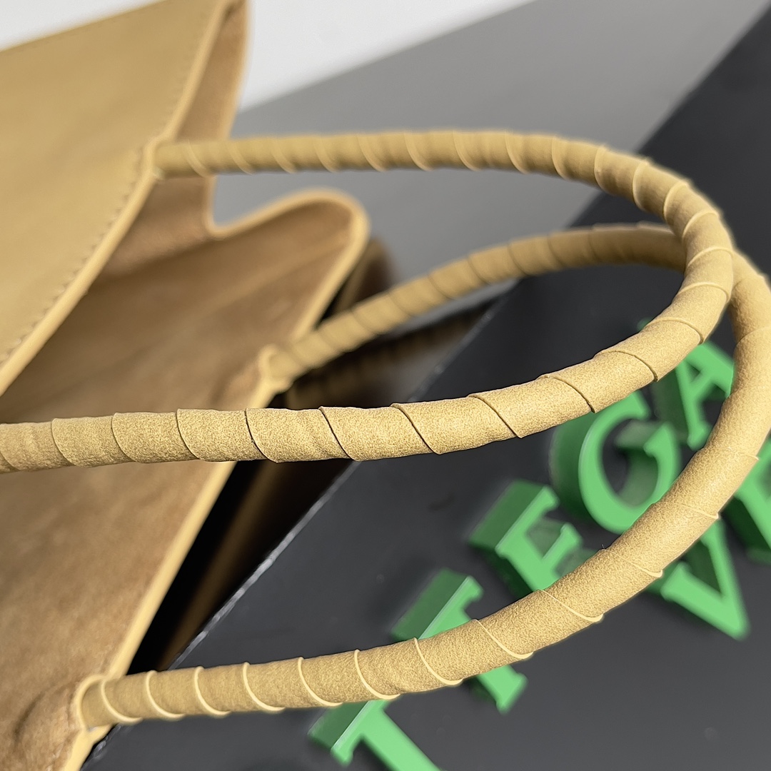 [TOP] Bottega Veneta BV Kraft Paper Bag