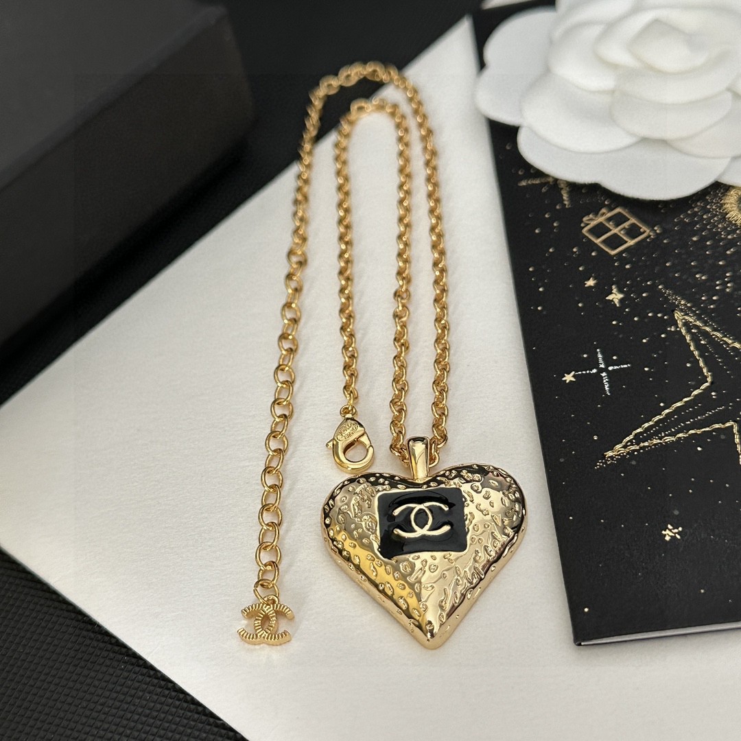 [TOP] CHANEL Heart Necklace