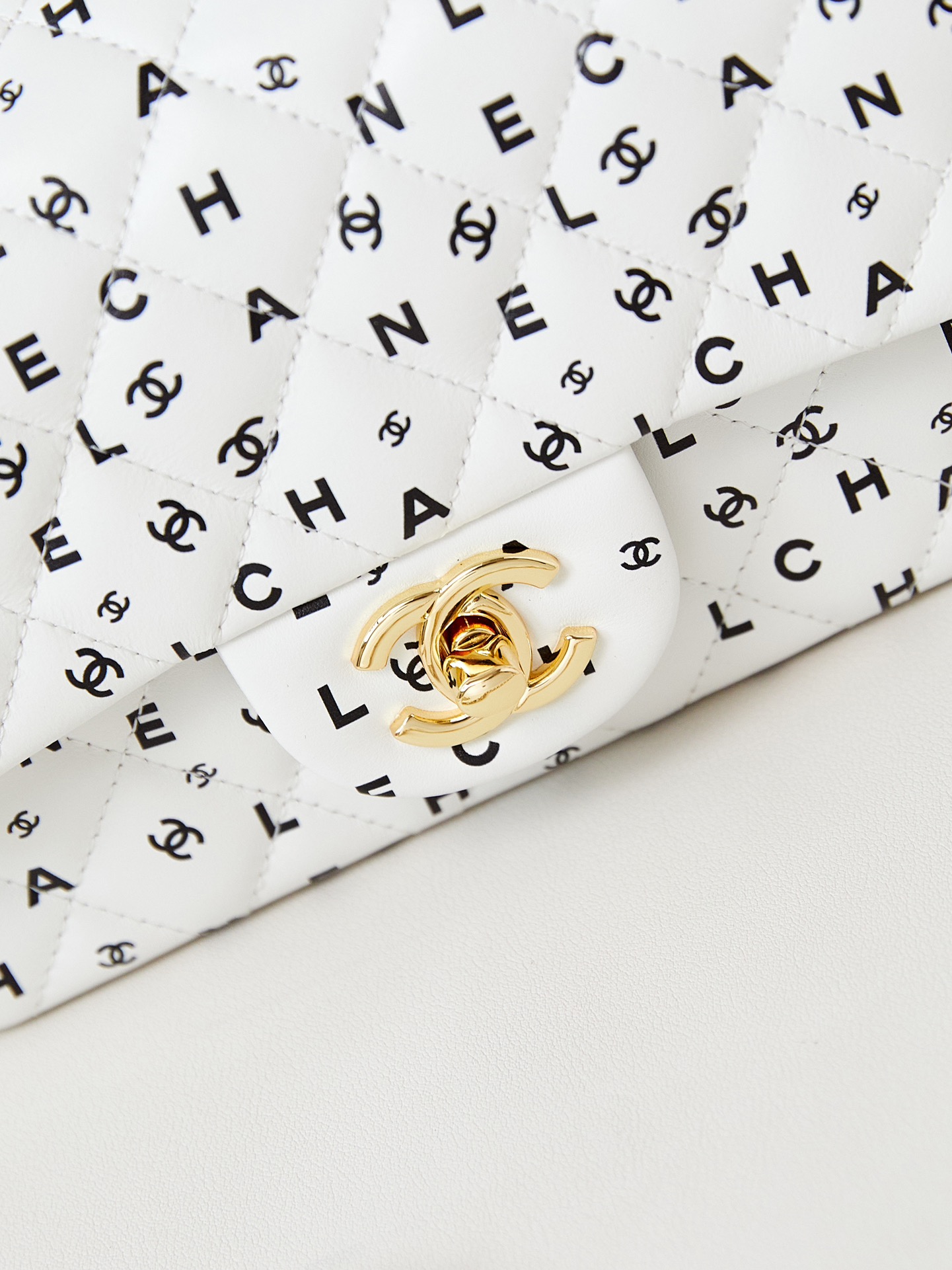 [TOP] CHANEL Black and White Letter Print Flap Bag 12x20x6cm/15.5x25.5x6.5cm - White
