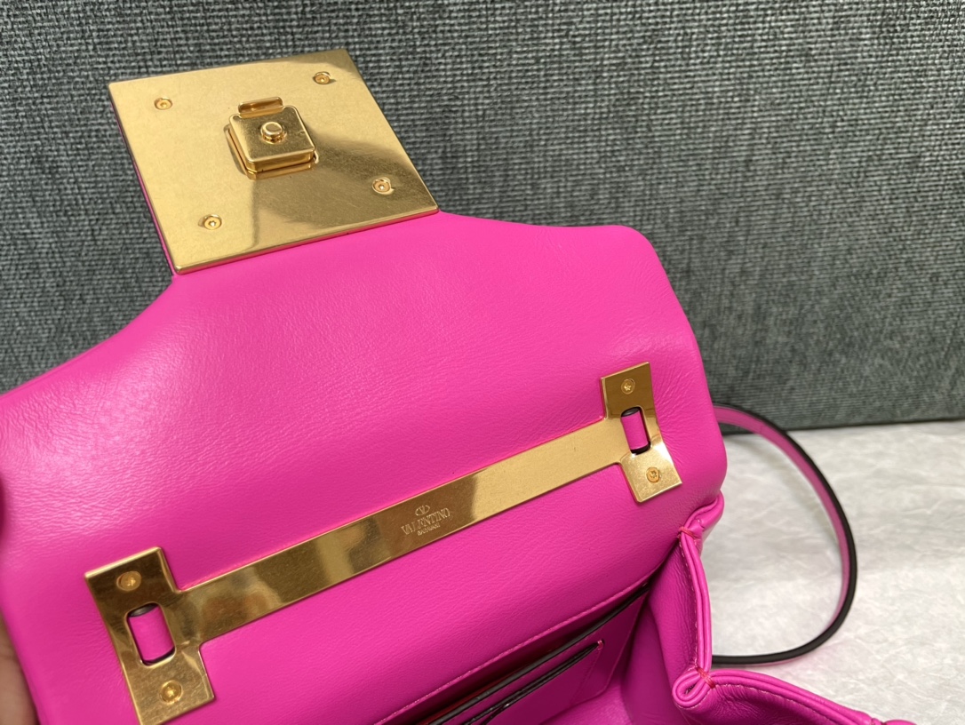 [TOP] VALENTINO One Stud Bag Lambkin 20x13x8.5cm - Rose Pink