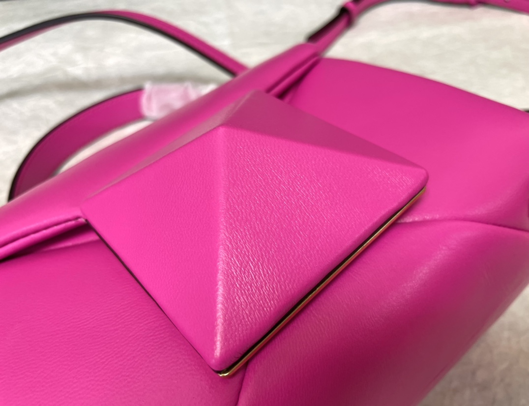 [TOP] VALENTINO One Stud Bag Lambkin 20x13x8.5cm - Rose Pink