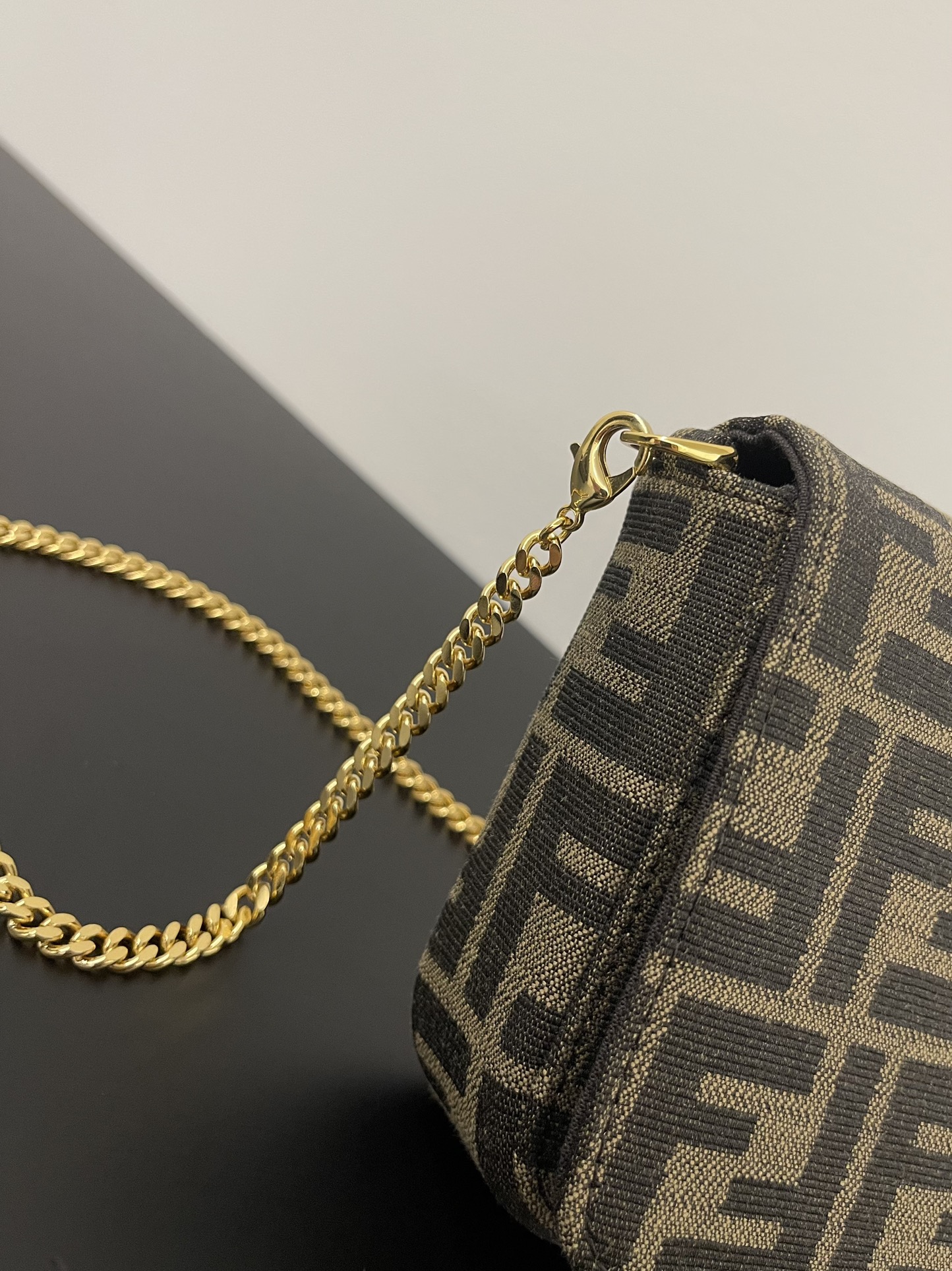 [TOP] FENDI Graphy Chain Bag 22x5x11cm - Monogram