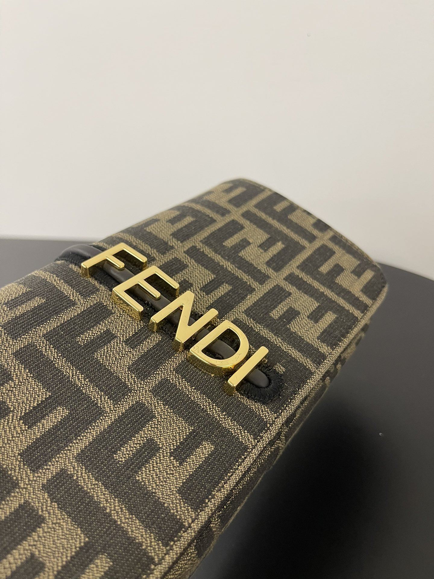 [TOP] FENDI Graphy Chain Bag 22x5x11cm - Monogram