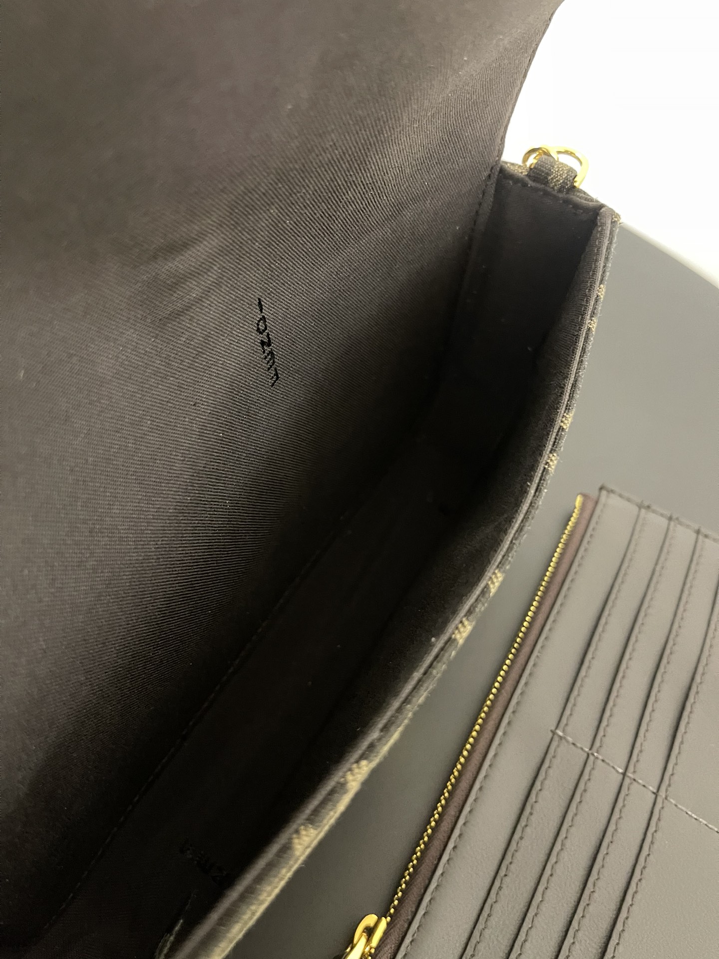 [TOP] FENDI Graphy Chain Bag 22x5x11cm - Monogram