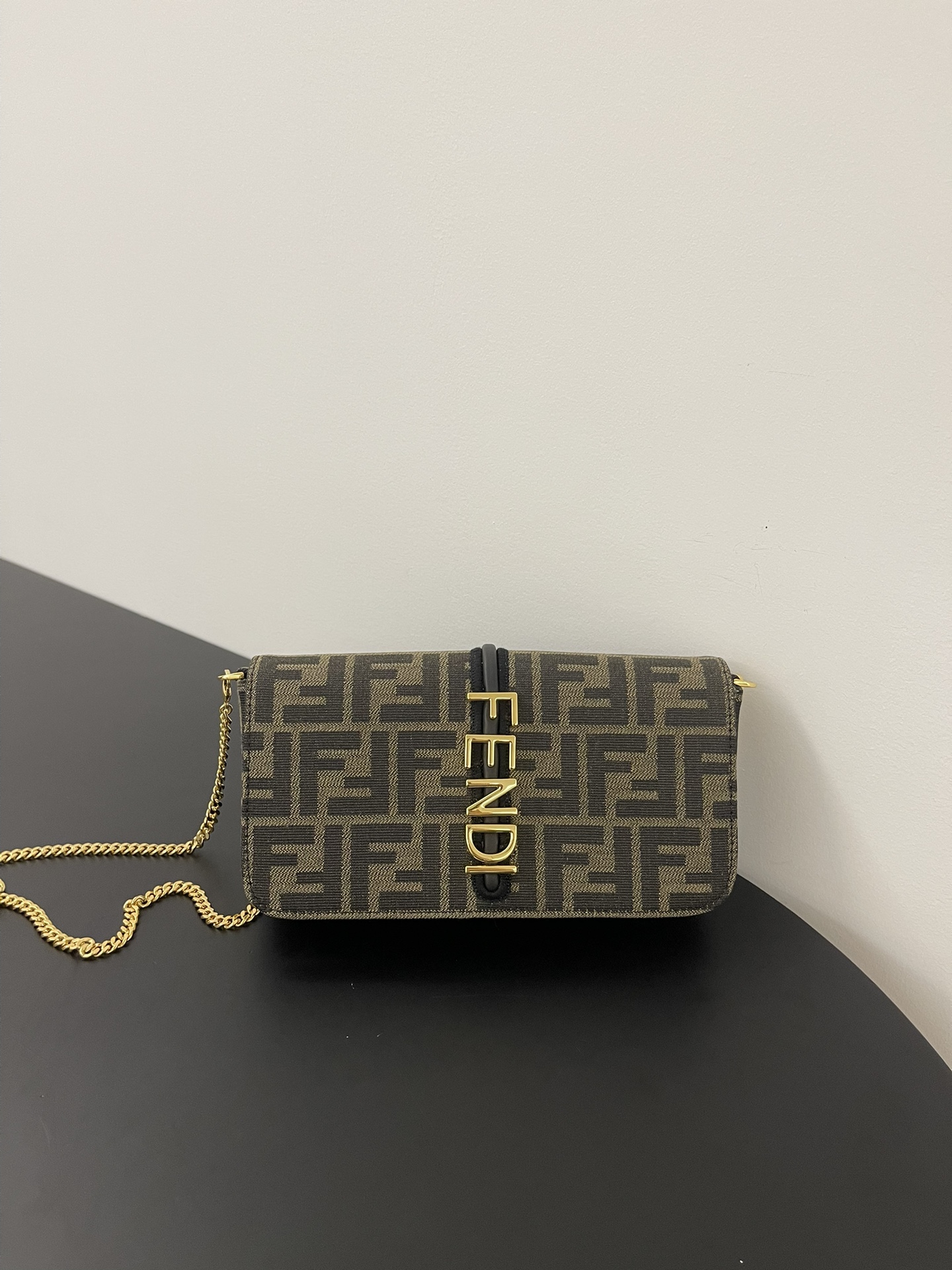 [TOP] FENDI Graphy Chain Bag 22x5x11cm - Monogram