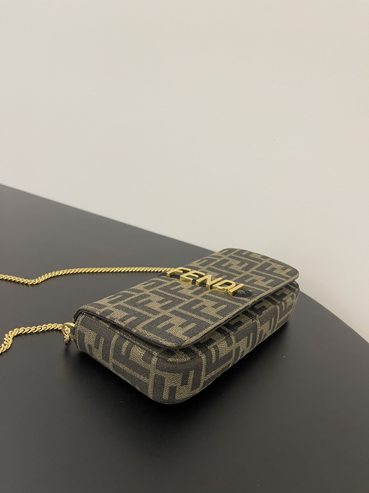 [TOP] FENDI Graphy Chain Bag 22x5x11cm - Monogram