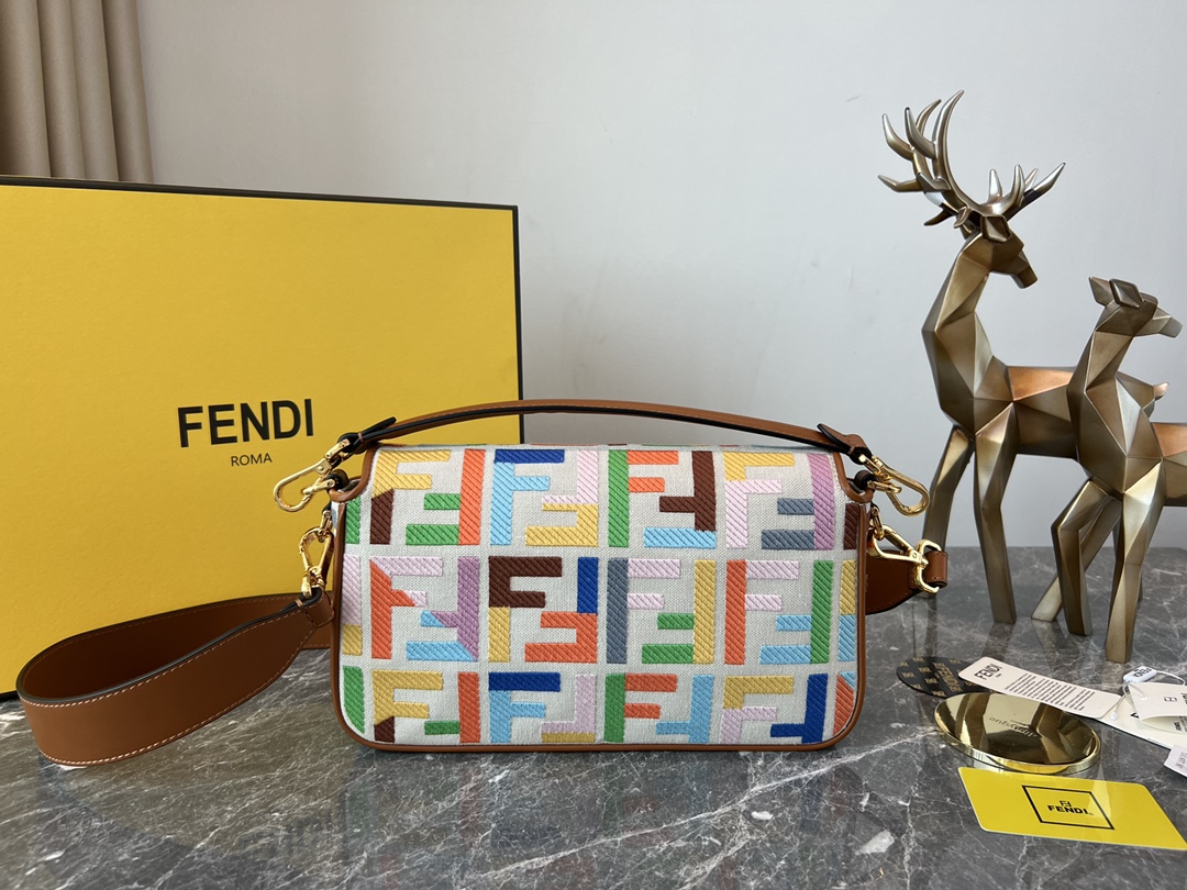 [TOP] FENDI Linen Baguette Bag 26cm - Beige