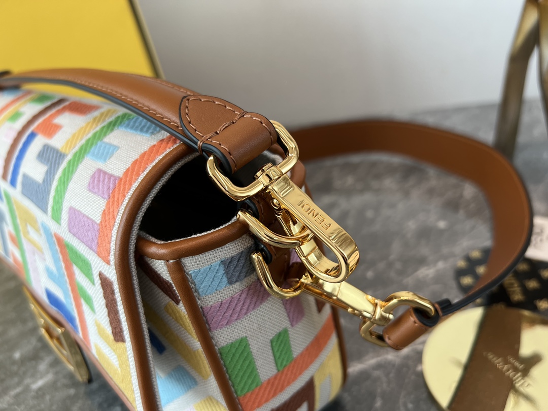 [TOP] FENDI Linen Baguette Bag 26cm - Beige