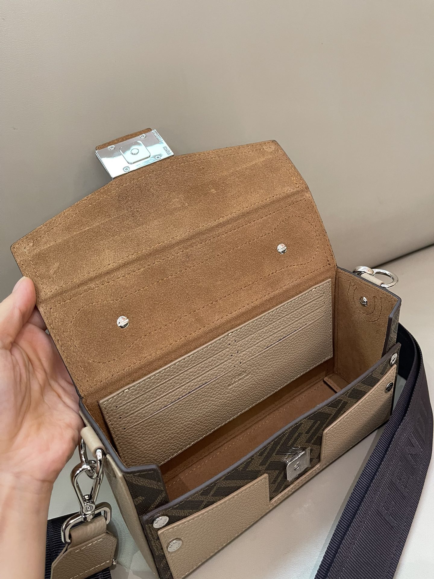 [TOP] FENDI Box Bag 22x13x6.5cm - Beige